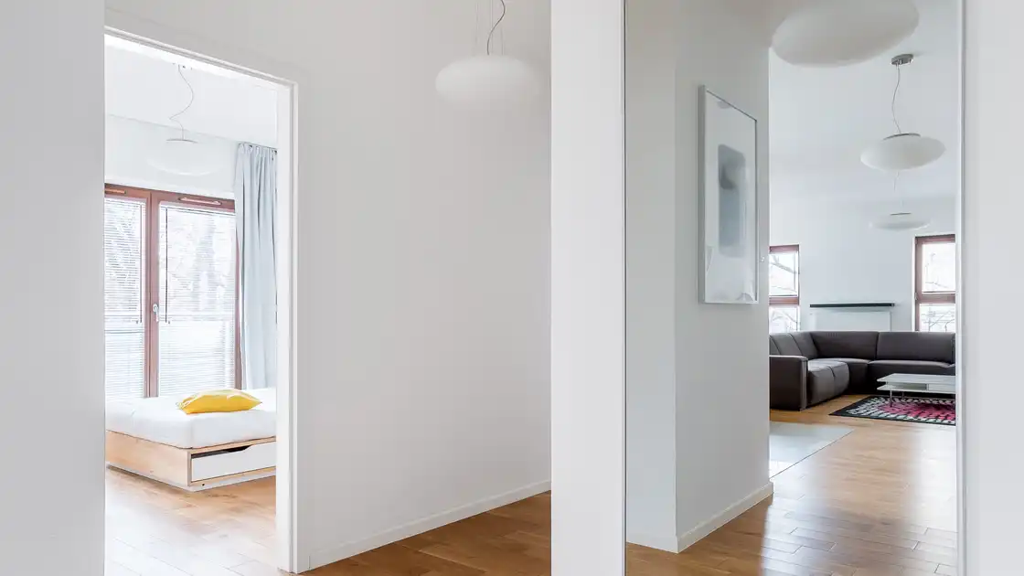 Innenansicht einer Wohnung mit Parkettboden