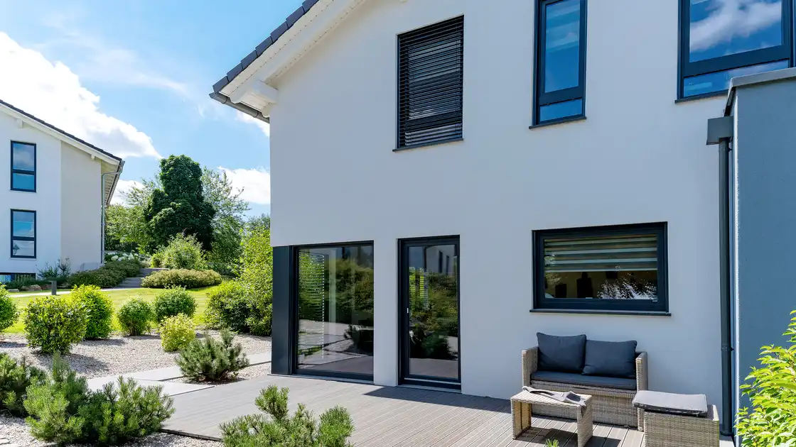Ein modernes Wohnhaus mit Terrasse