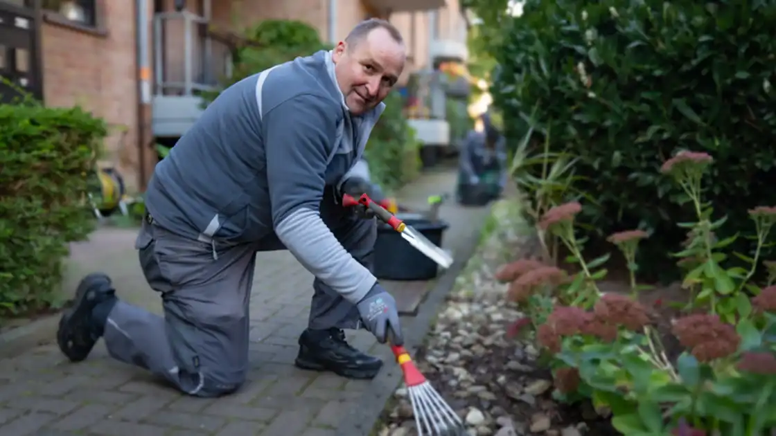 Eine Person bei der Gartenarbeit