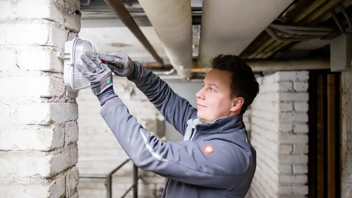Elektriker bei der Arbeit