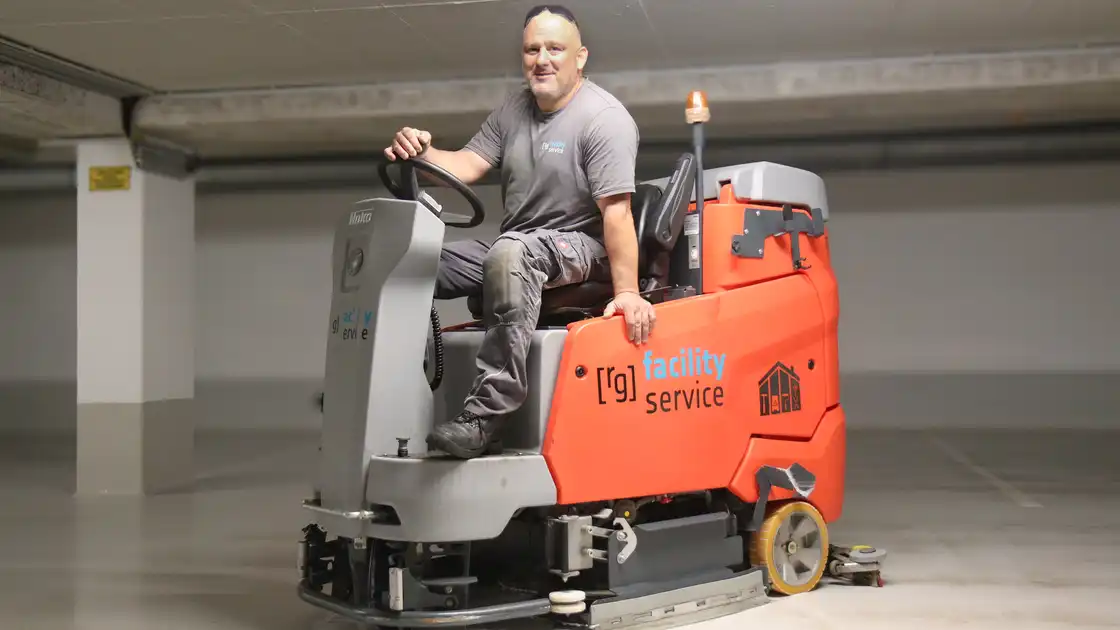 Ein Mitarbeiter auf einer Reinigungsmaschine