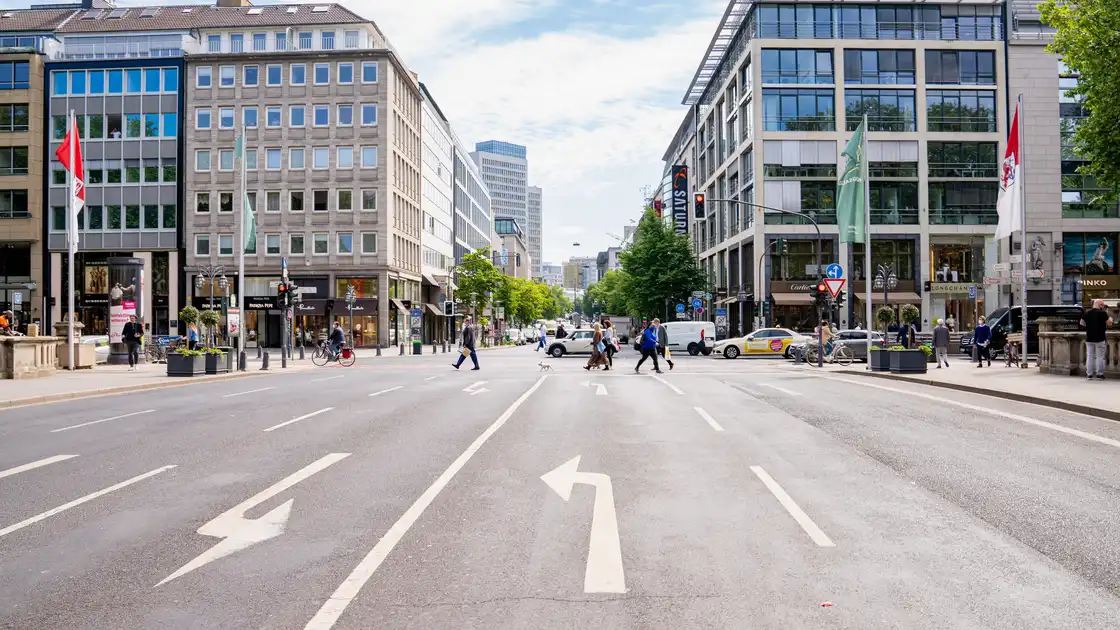 Mehrere Geschäftshäuser an einer Straße