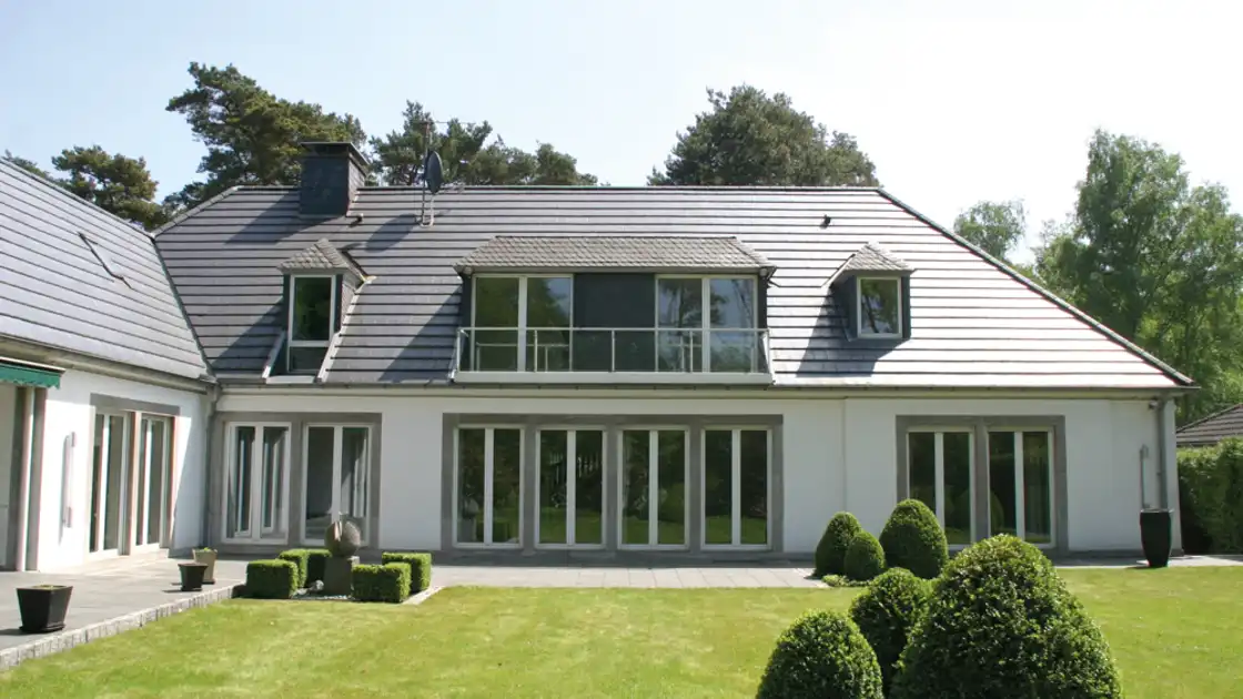Rückansicht einer Villa mit gepflegtem Rasen