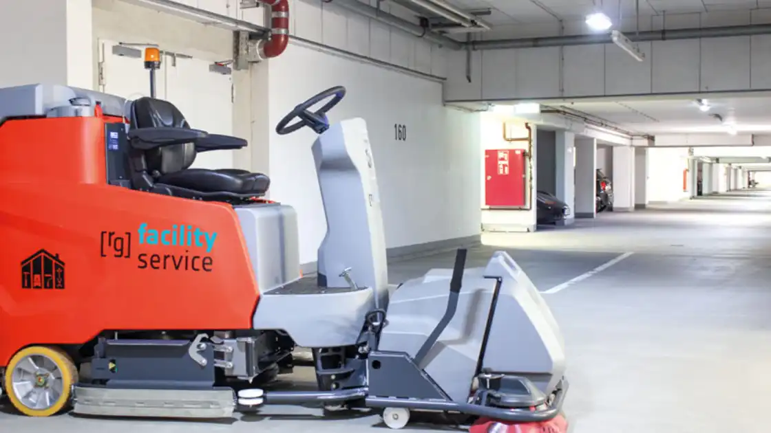 Eine Bodenreinigungsmaschine in einer Tiefgarage