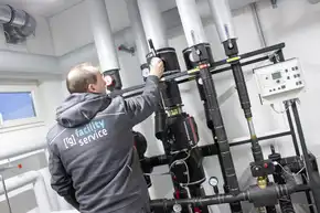 Installateur überprüft Heizung