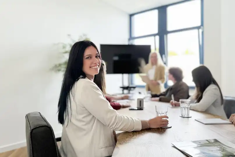 Konferenzraum mit fünf Personen. 