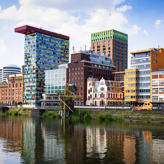 Gebäudefassaden im Düsseldorfer Hafen