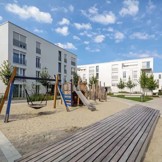 Ein Spielplatz vor einer Wohnanlage