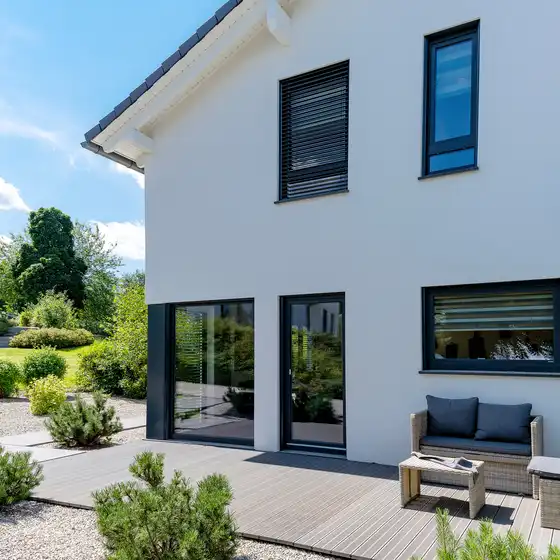 Ein modernes Wohnhaus mit Terrasse