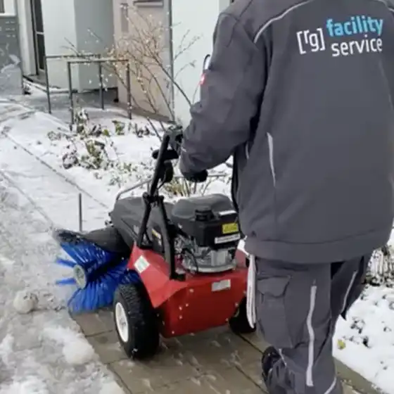 Ein Mitarbeiter beim Schneeräumen