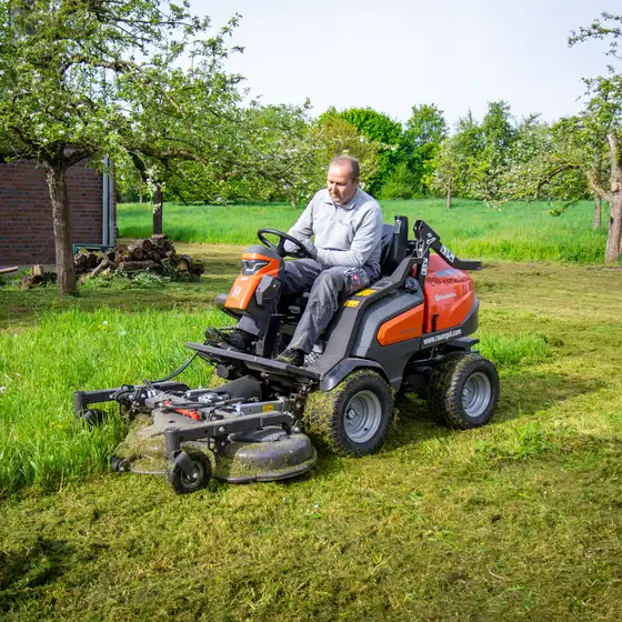 Ein Mitarbeiter beim Rasenmähen