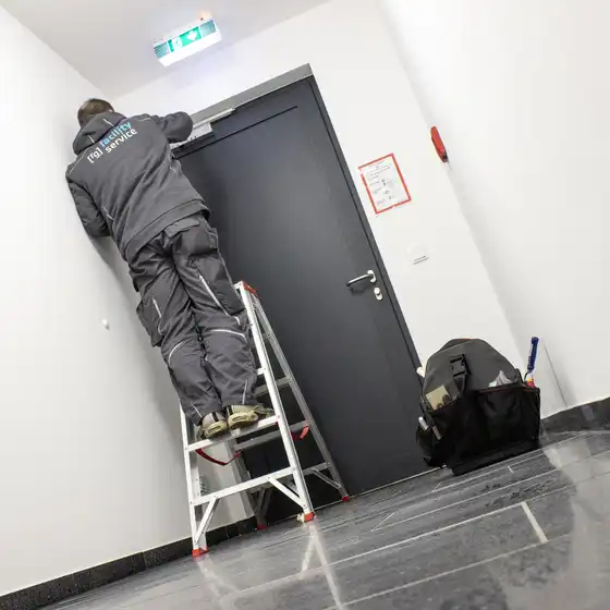 Elektriker repariert eine Tür