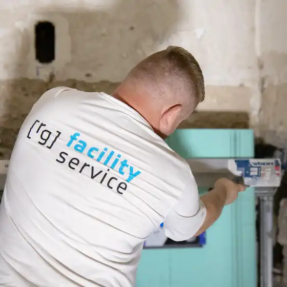 Ein Handwerker bei Installationsarbeiten