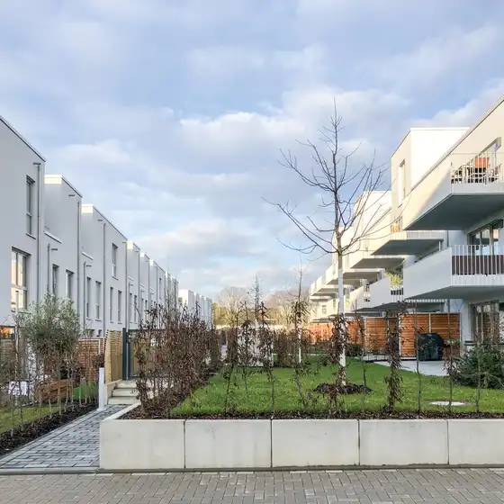 Mehrere Wohngebäude mit Grünfläche
