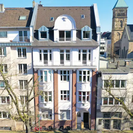 Frontansicht eines Mehrfamilienhauses
