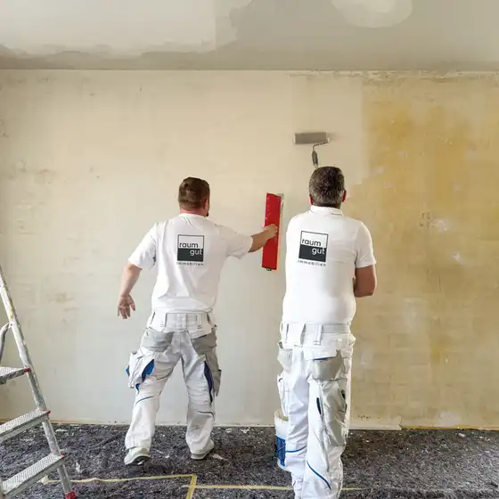Maler verputzen eine Wand