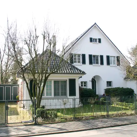 Einfamilienhaus mit Anbau und Garten