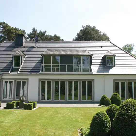 Rückansicht einer Villa mit gepflegtem Rasen