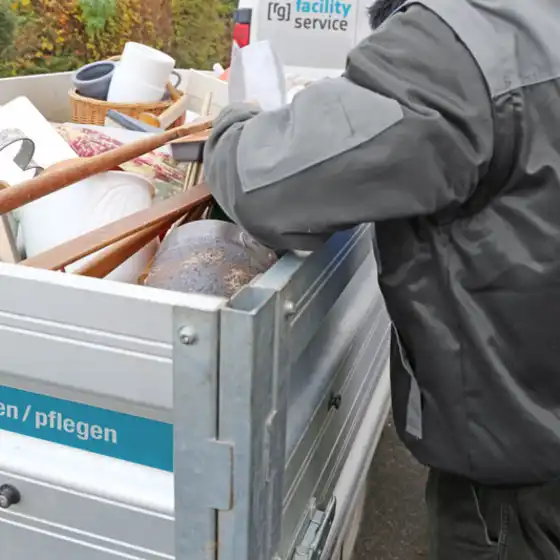 Ein Mitarbeiter an einem Container