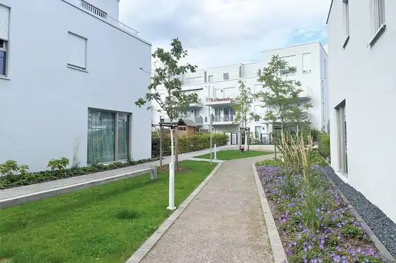 Ein Gehweg zwischen zwei Häusern