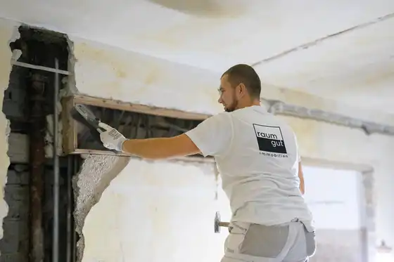Trockenbauer erstellt Fenstersturz