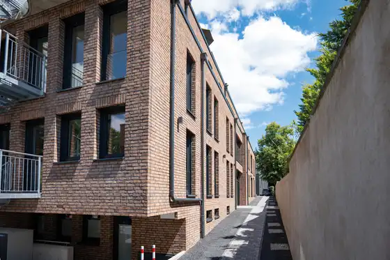Fußgängerweg, der an einem Haus entlang läuft