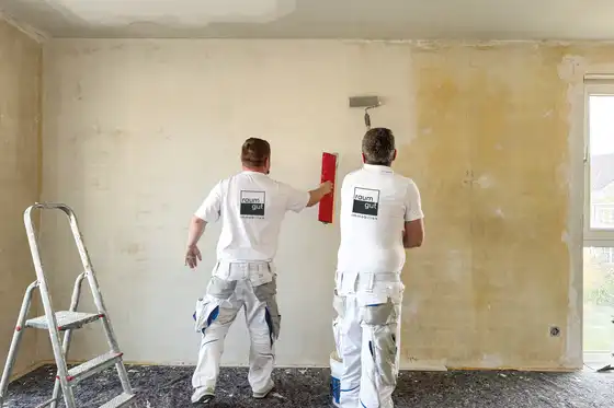 Maler verputzen eine Wand