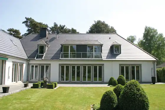 Rückansicht einer Villa mit gepflegtem Rasen