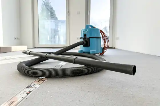 Ein Staubsauger in einem leeren Wohnraum