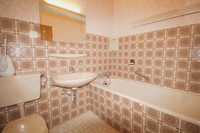 Wannenbadezimmer