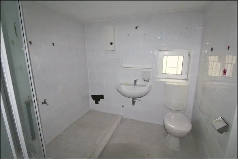 Badezimmer (EG)