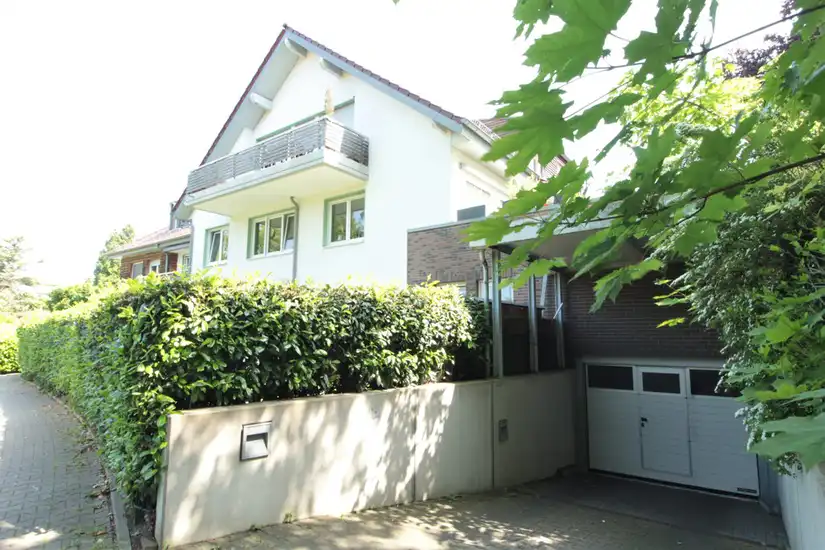 Hausansicht und Tiefgarage
