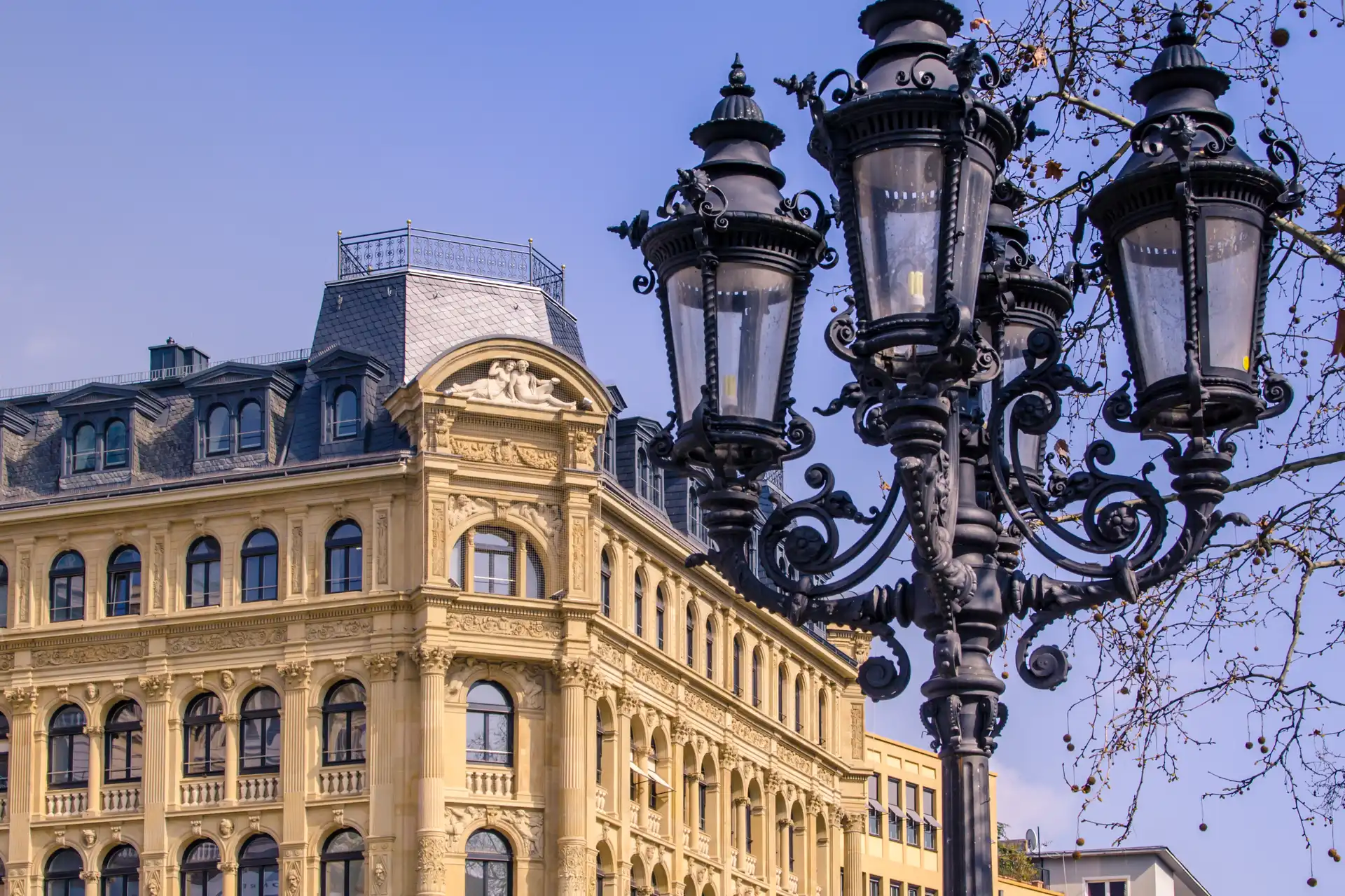Gebäude mit historischer Laterne im Vordergrund