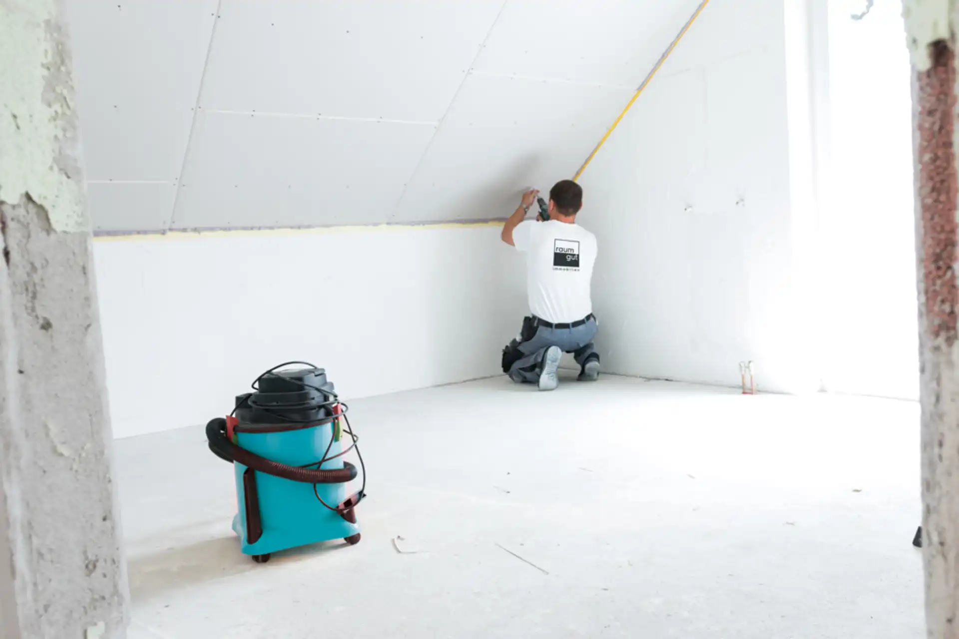 Handwerker verputzt Wand