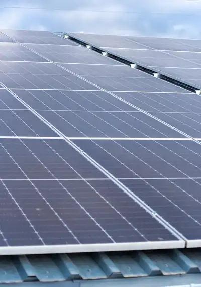Ein Dach mit einer Solaranlage