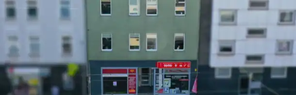 Mehrfamilienhaus mit Schriftzug "Erfolgreich verkauft"