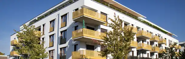 Außenansicht eines Wohngebäudes mit Balkonen