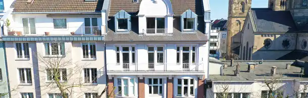 Frontansicht eines Mehrfamilienhauses