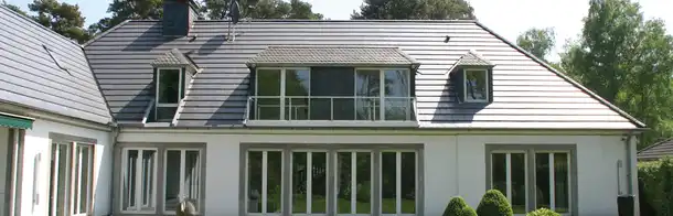 Rückansicht einer Villa mit gepflegtem Rasen