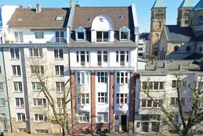 Frontansicht eines Mehrfamilienhauses