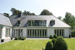 Rückansicht einer Villa mit gepflegtem Rasen